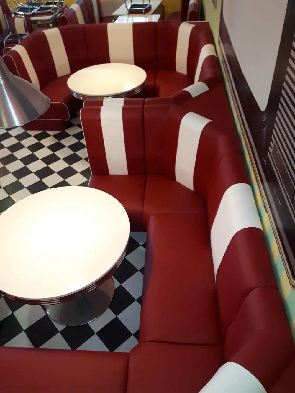 Mek-Pers-Bar-&-Grill-restoran — rad 5, tapeciranje Romana