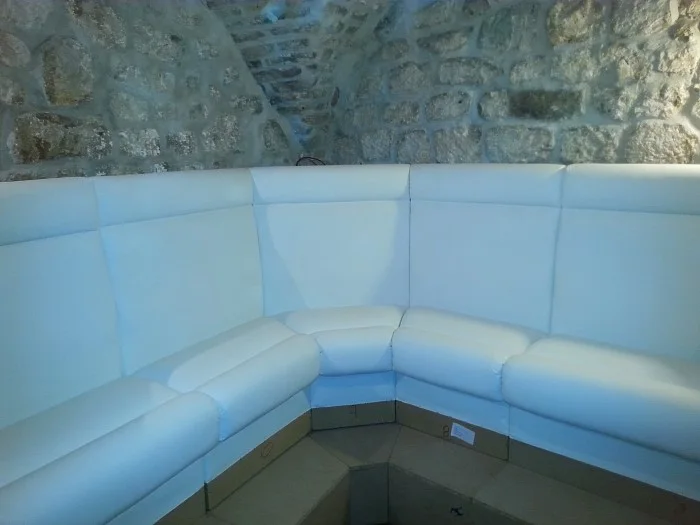 Night club Rok — rad 4, tapeciranje Romana