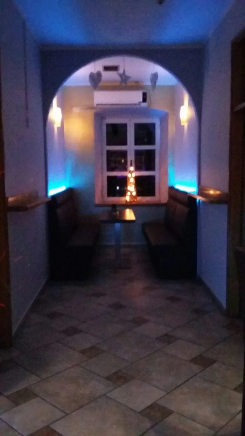 Caffee-Bar-Korčula — rad 7, tapeciranje Romana