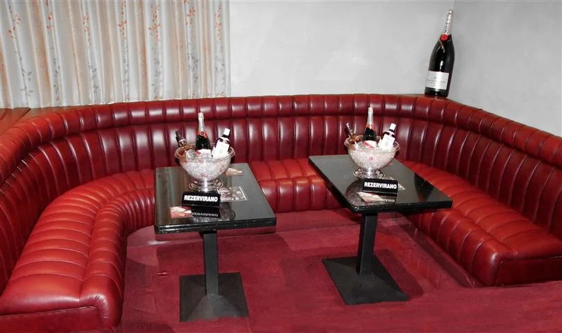 Fontana night club — rad 4, tapeciranje Romana
