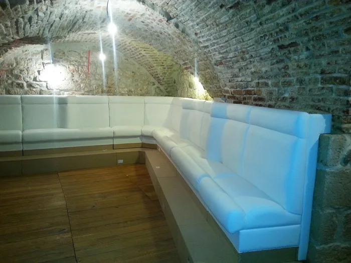 Night club Rok — rad 5, tapeciranje Romana